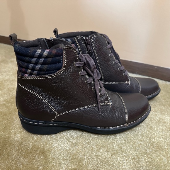 Clarks collection cushion soft ankle boots. Size 7.5 - Picture 4 of 7